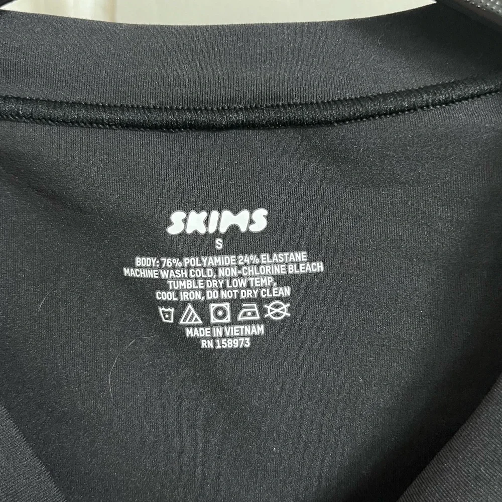 SKIMS Fits Everybody Short Sleeve Bodysuit in Onyx Size Small - Picture 4 of 6